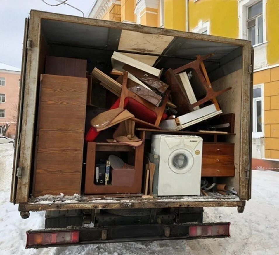 Фото утилизации мебели. Мебель на мусорке. Мебель с утилизацией старой. Мебель с утилизацией старой. Вывоз хлама из квартиры.