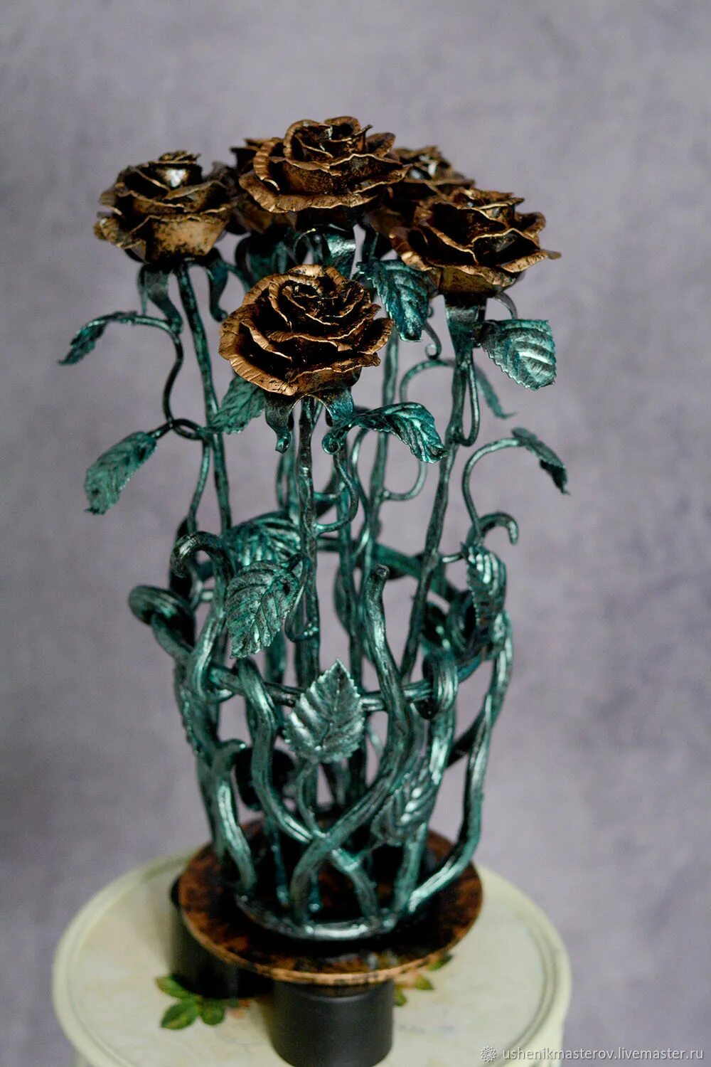 Кованая ваза для цветов на кладбище. Кованые вазы. Кованые вазы с розами. Кованая ваза с розами. Кованые розы в вазе.
