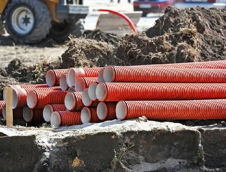 Прокладка кабеля 110 кв в земле. Двустенная гофрированная труба дкс для прокладки кабеля в земле. Трубы для прокладки кабеля выше 1000в. Пнд труба 110 для кабеля в земле. Прокладка гофрированной трубы.