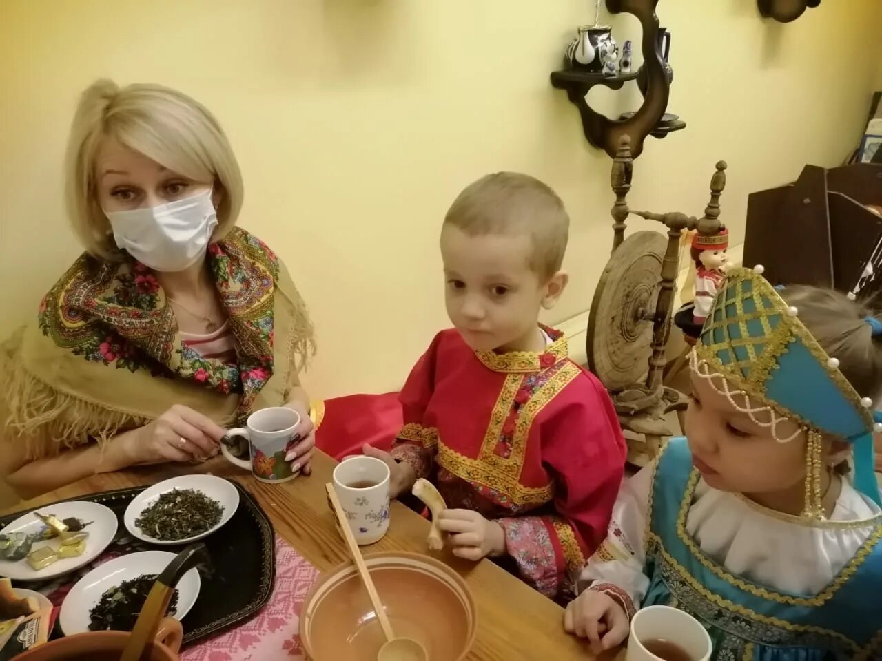 Летнее чаепитие в саду. Праздник чая. Летнее чаепитие в саду. Чаепитие на даче. Чаепитие на даче.