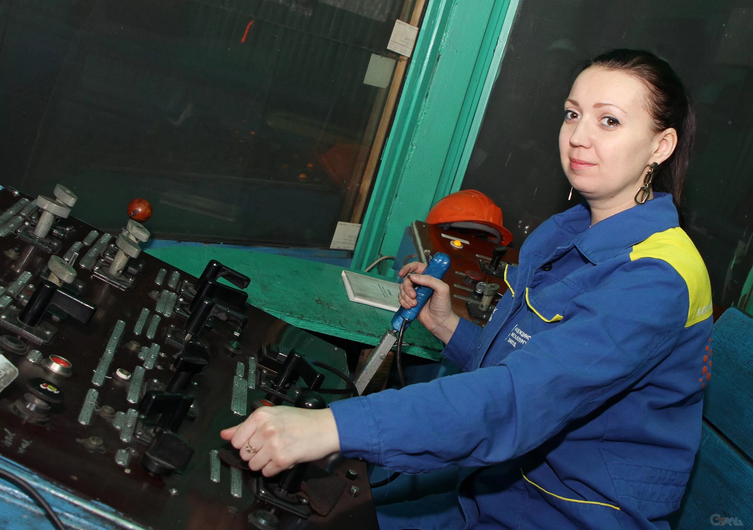 Оператор поста управления нлмк. Пульт управления сортопрокатного цеха. Пульт управления на производстве. Профессия термист на заводе. Начальник лпц 4 ммк магнитогорск.