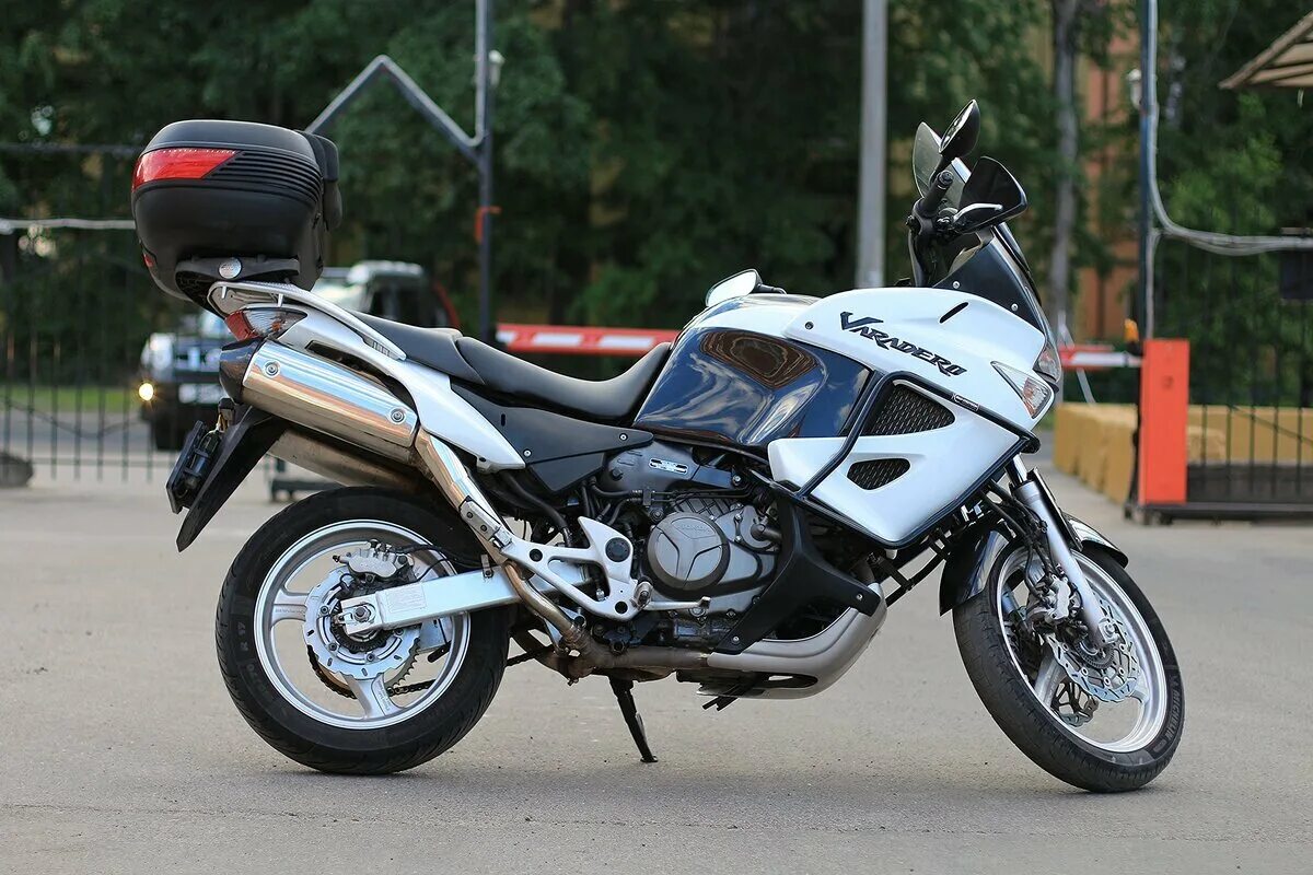 Honda xl1000v varadero adventures. Honda varadero 1000. Хонда xl 1000 varadero. Варадеро характеристики. Honda varadero 1000.