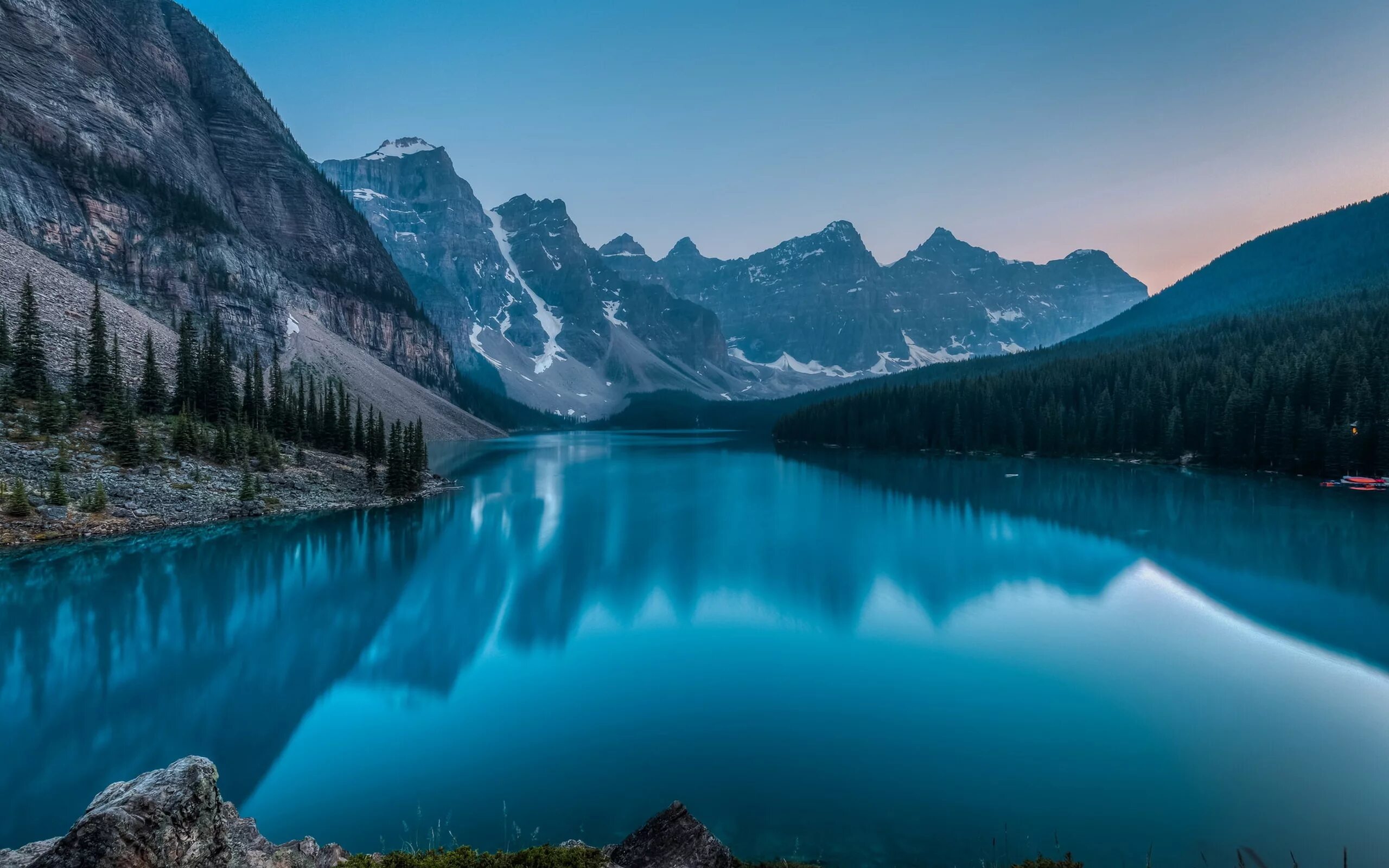 Canada lakes. Озеро Морейн в Канаде. Ледниковое озеро Морейн. Озеро Банф Канада.