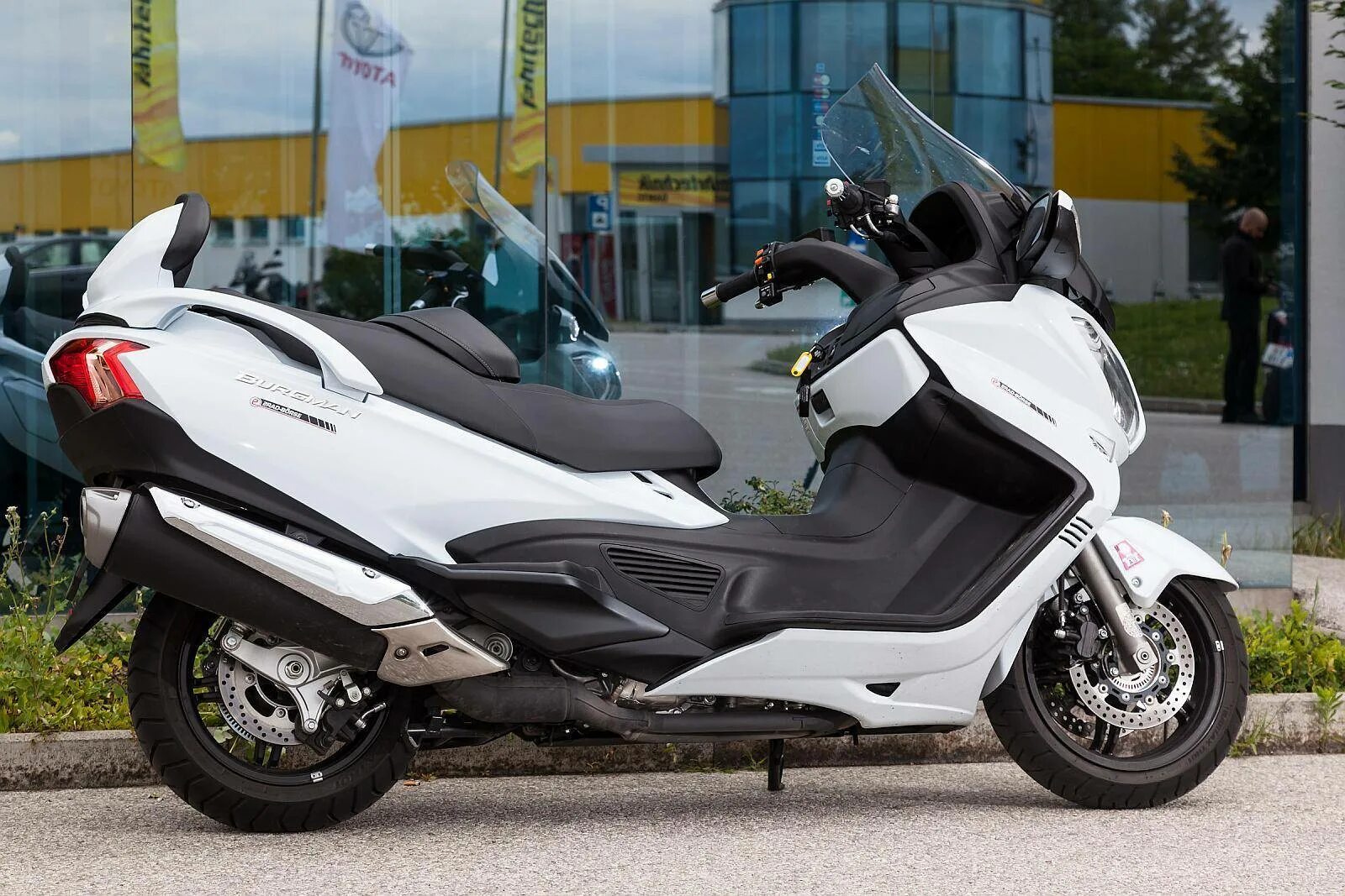 Скутер 650. Suzuki Burgman Skywave 650. Suzuki Burgman 650. Скутер Suzuki Burgman 650. Макси скутер Suzuki Burgman 650.