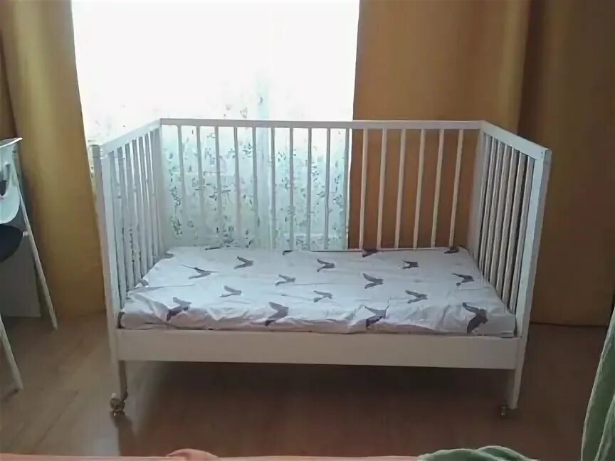 Купить кровать бу пермь. Икеа Гулливер кровать для новорожденных. Кровать Гулливер икеа в интерьере. Детская кровать икеа белая на колесиках. Икея Гулливер кроватка массив берёзы.