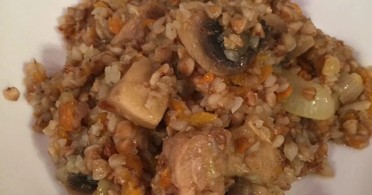 Свинина грибы гречка рецепт. Гречка с мясом и грибами. гречка с курицей и грибами. мясо для каши. гречка со свининой.