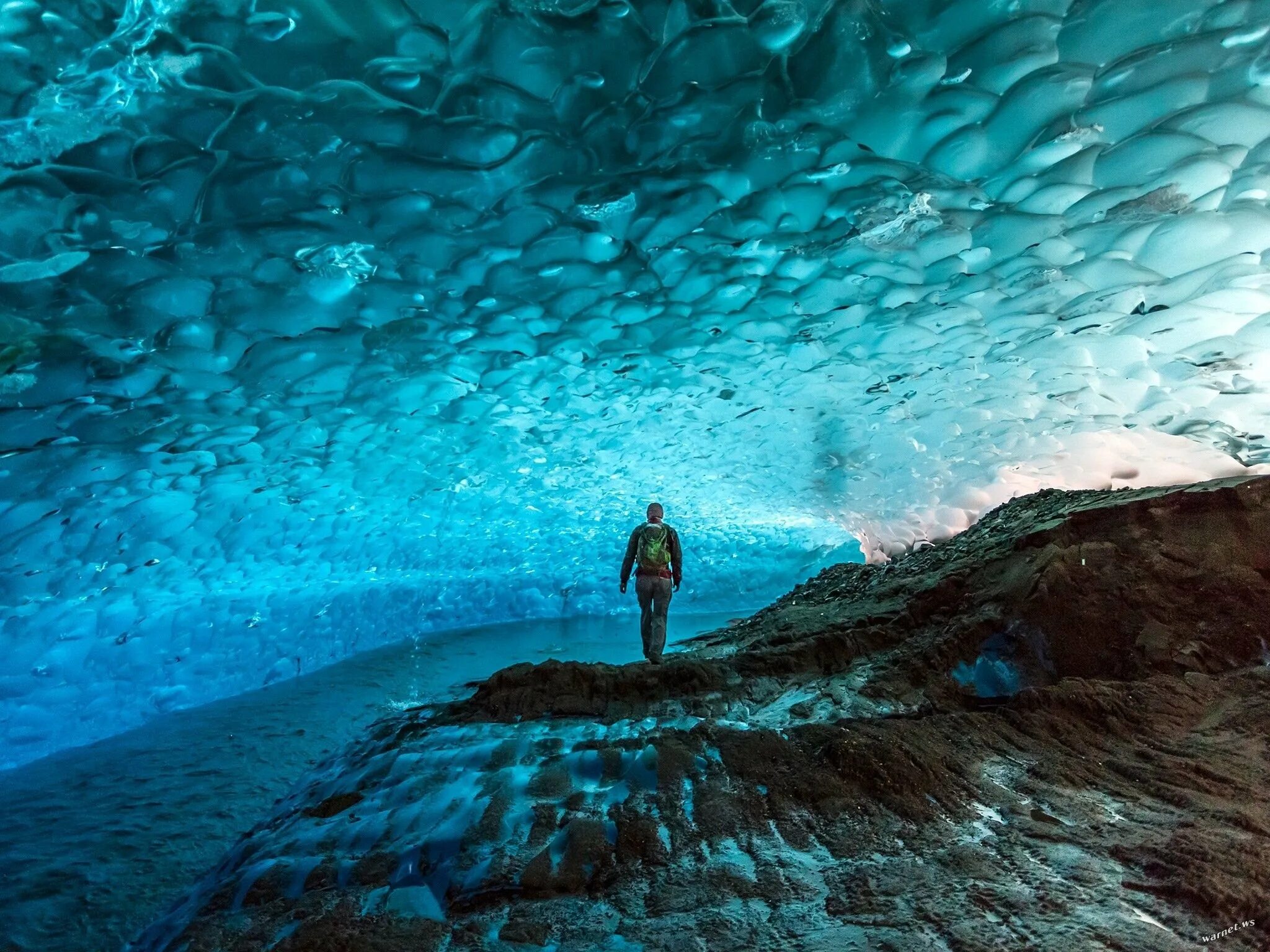 Ютуб невероятные. Ледяные пещеры Менденхолл, Аляска. Пещеры ледника Менденхолла Аляска. Необычные места на планете. Невероятно красивые места.