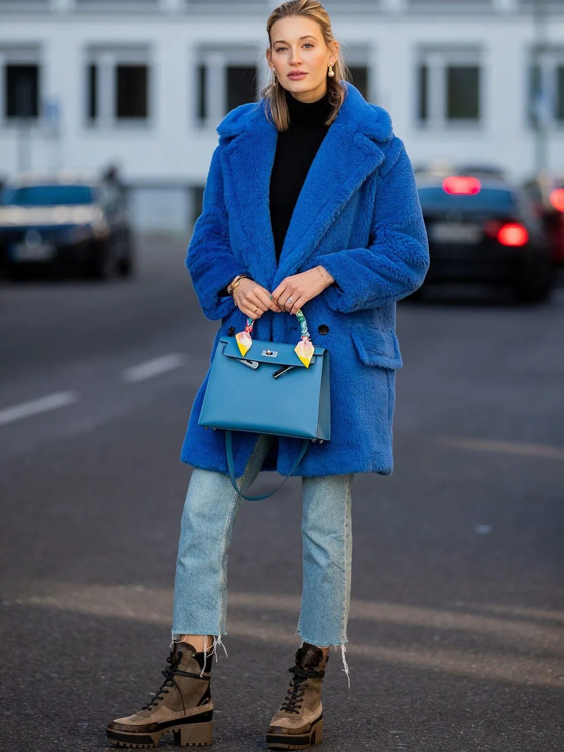 Сочетание с синим пальто. Сочетание синего ми серого в одежде. Синяя куртка сочетание. Синяя куртка сочетание цветов. Ярко синий пуховик женский.
