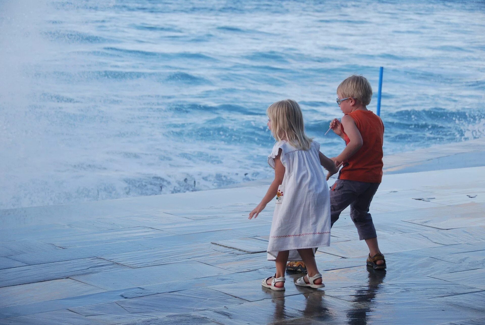 Дети моря 4 часть. Дети на море. Мальчик и девочка на море. Мальчик на море. Дети на берегу моря.