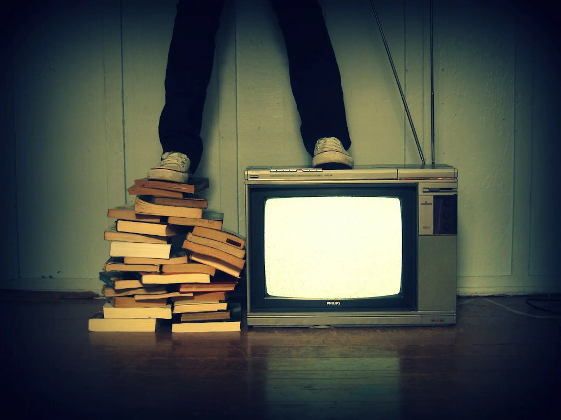 Книги телевизионное. Книга и телевизор. Телевизоры Шрёдингера фото. The Television Handbook. Definition ďun Television.