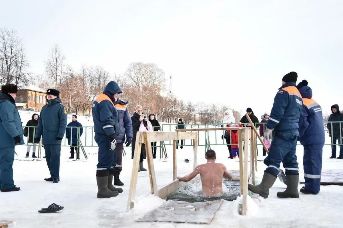 Крещение вологда. Купание в крещенские морозы. Омовение в купели козьиодтмиановского монпстырч. Крещение вологда. Купание в крещение в вологде.