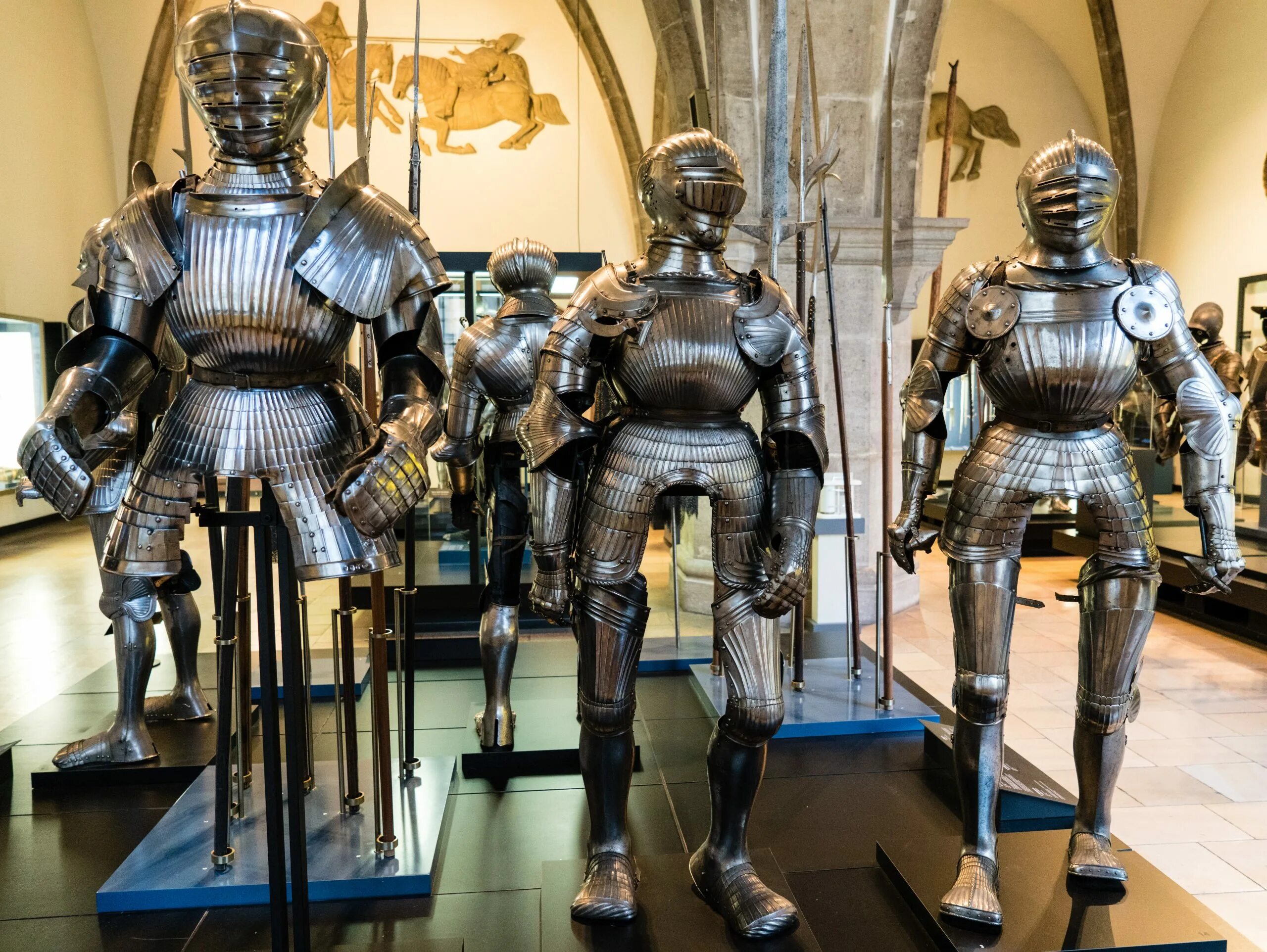 музей доспехов. кираса в музее. доспехи рыцаря в москве в музее. музей тауэр в лондоне. тула музей оружия биоробот.