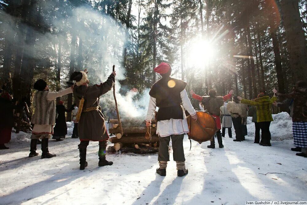 Весеннее равноденствие у славян праздник. Весеннее равноденствие Комоедица. Славянский праздник весеннего солнцестояния. Масленица Комоедица Славянский праздник. Йоль праздник зимнего солнцестояния.