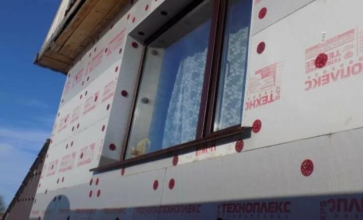 Техноплекс снаружи дома. Крепление пенопласта к стене. Пеноплекс 50 технониколь для фасадов. Пеноплекс и техноплекс. Экструдированный пенополистирол пеноплэкс фундамент.