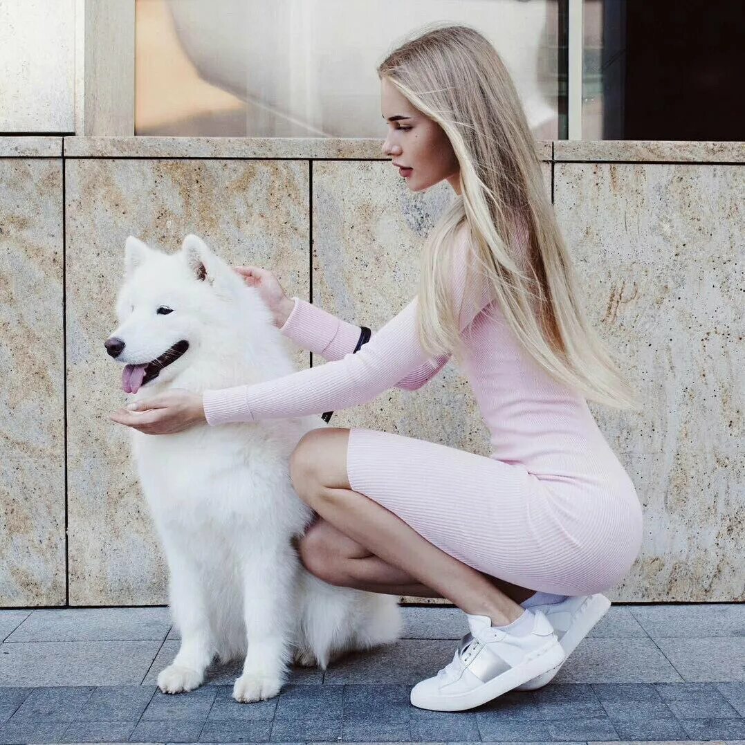 Включи лайки 2024. Блондинка с собачкой. Девушка с собакой. Фотосессия с белой собакой. Девушка блондинка с собачкой.
