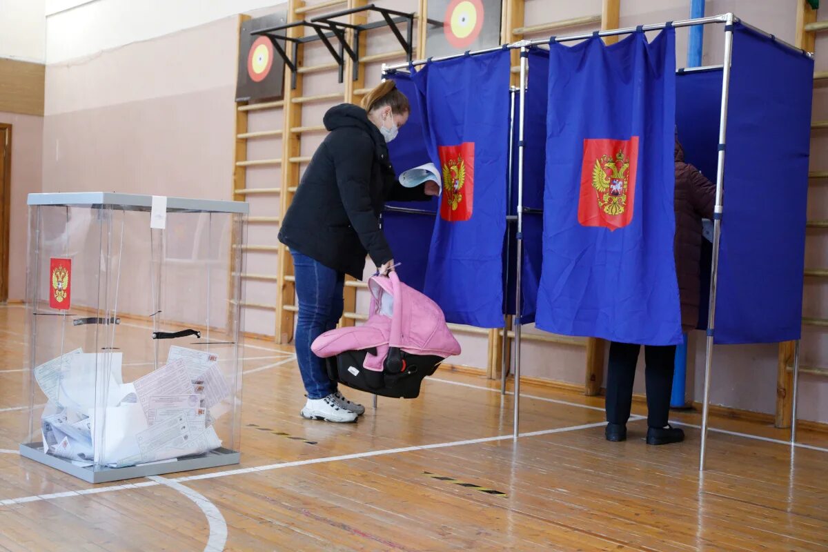 Фото учительниц с избирательной урной выборы петербург. Выборы губернатора санкт-петербурга 2019. Участок голосования спб. Общество будущее спб выборы. Выборы губернатора спб избирательный участок.