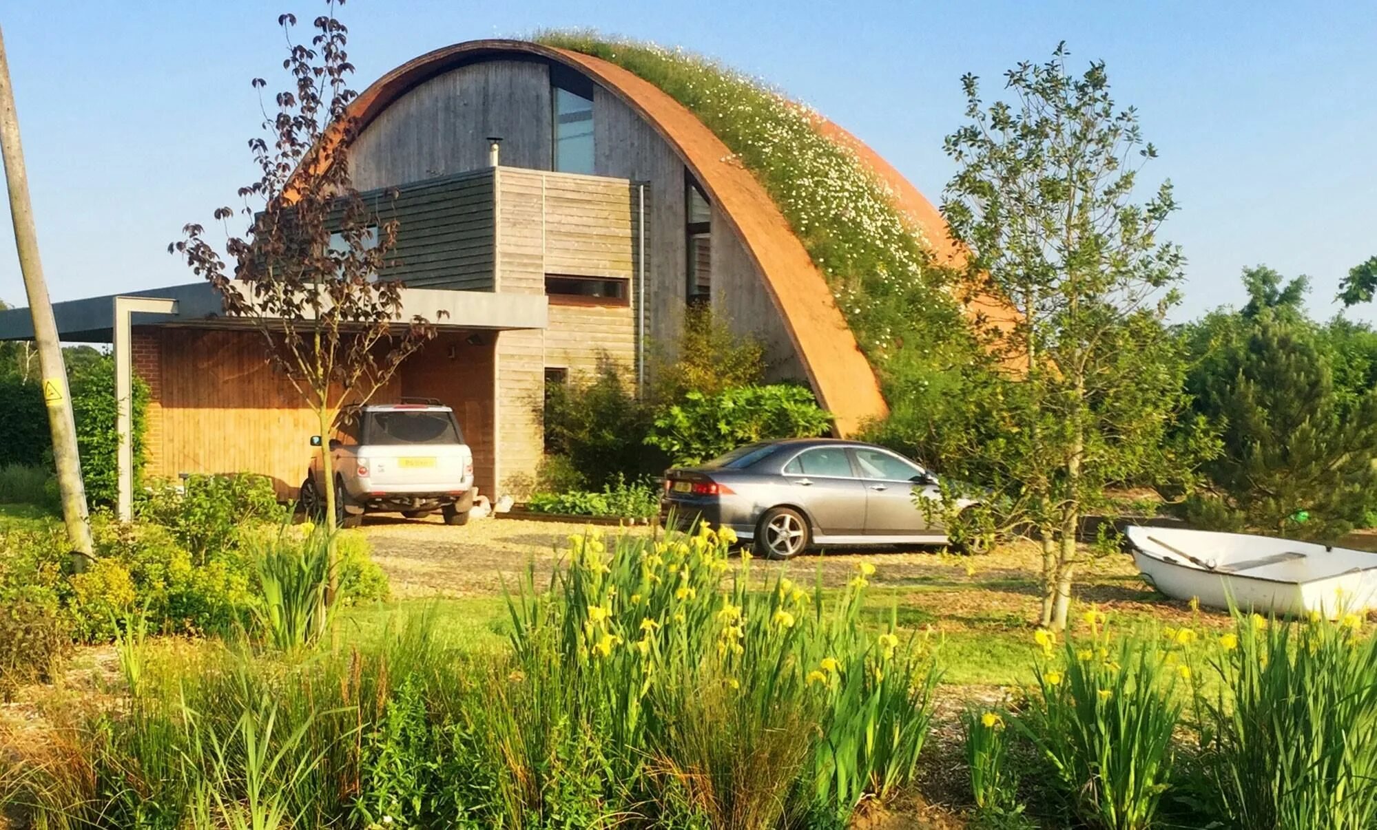 Дома грин хаус. Зеленая крыша экстенсивное Озеленение. Green House Дмитровский район. Интересные крыши. Кровля с зелеными насаждениями.