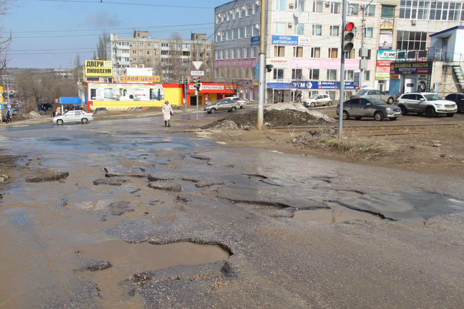 Плохие дороги ответ. Разбитые дороги Саратова. Саратов плохие дороги. Разбитая дорога в городе. Разбитые дороги в городе.