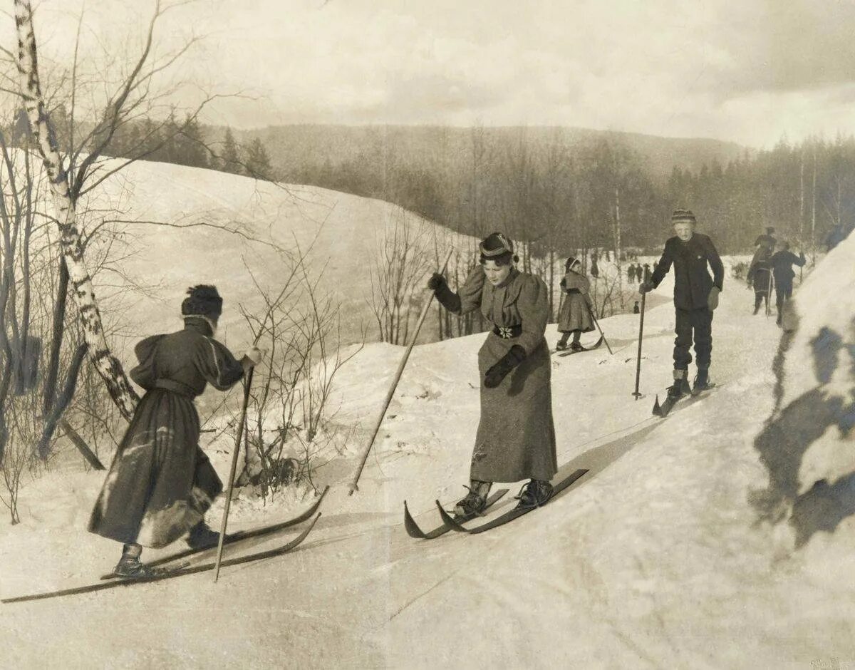 Лыжник в начале. Норвегия лыжный спорт 19 век. Старинные лыжи. Лыжи в старину. Древние лыжи.