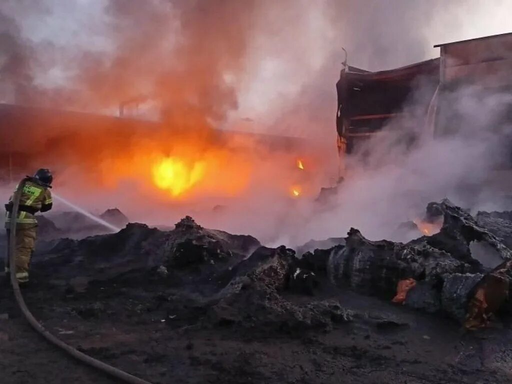 После того как сгорел. Пожары. Огромный пожар. МЧС пожар. Пожар фото.