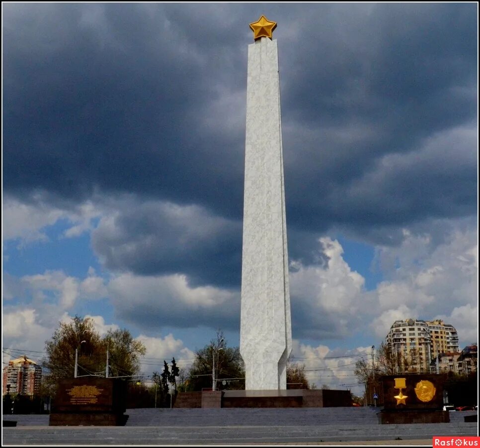 Площадь 10 апреля. Мемориал Крылья Победы в Одессе. Лдессапамятник Победы.