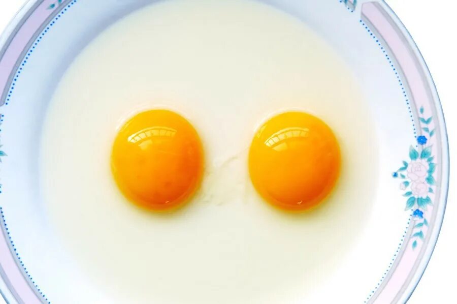 Два желтка примета. Яйцо с 2 желтками. Двойной желток в яйце. Яйцо с 4 желтками. Яйцо с двумя желтками примета.