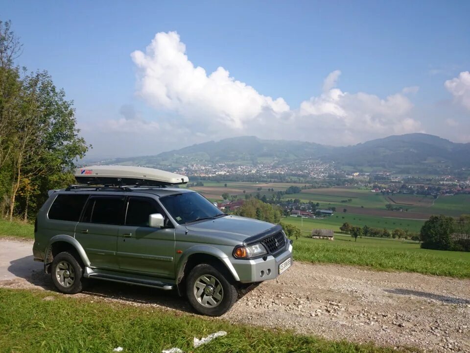 Автобокс на паджеро 4. Мицубиси паджеро крыша. Mitsubishi pajero sport 2. Mitsubishi pajero sport 2015. Багажник паджеро 4.
