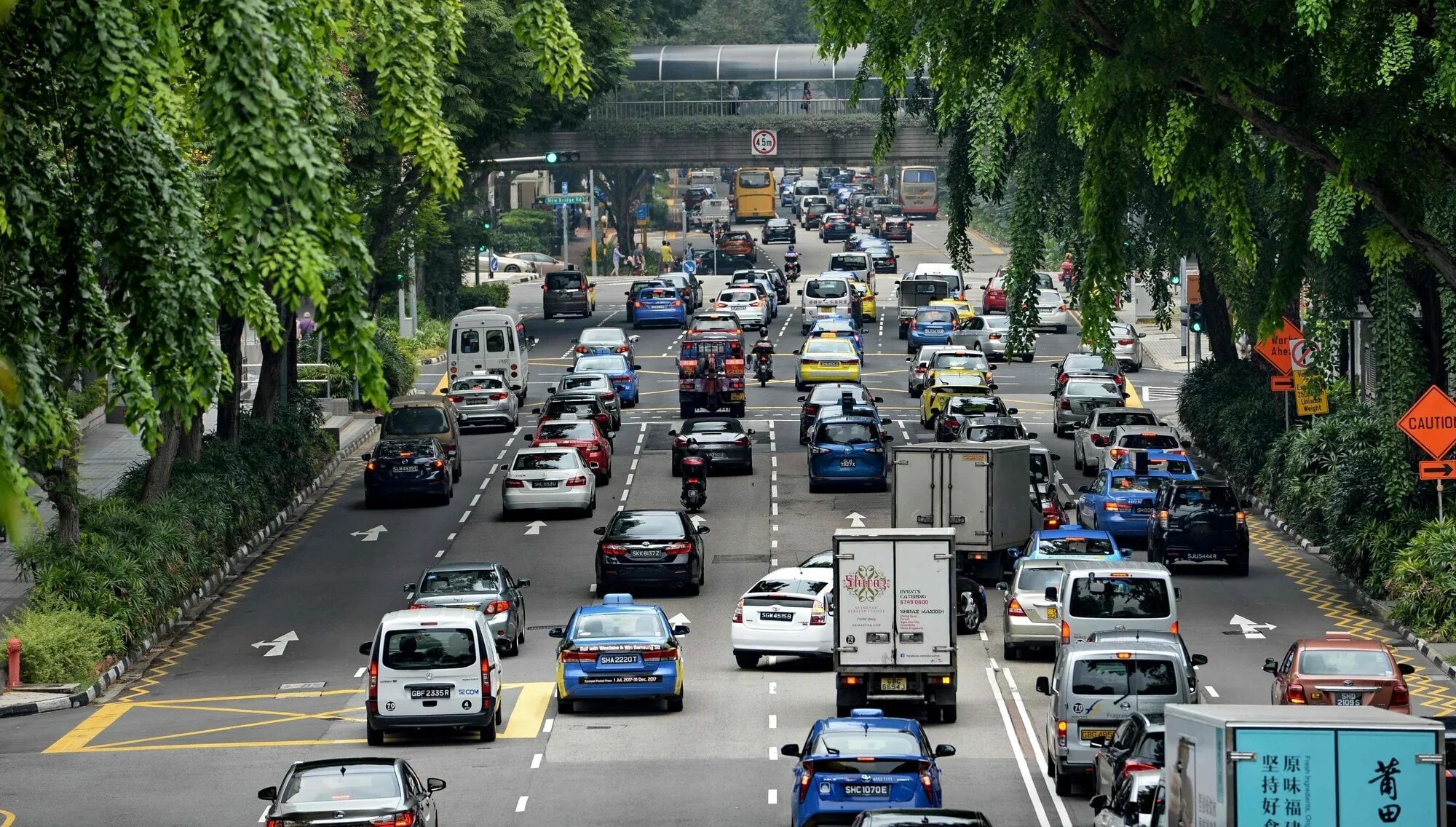 Почему в японии левостороннее. Левостороннее движение в Сингапуре. Правостороннее движение транспортных средств. Движение машин в Японии. Левостороннее автомобильное движение.