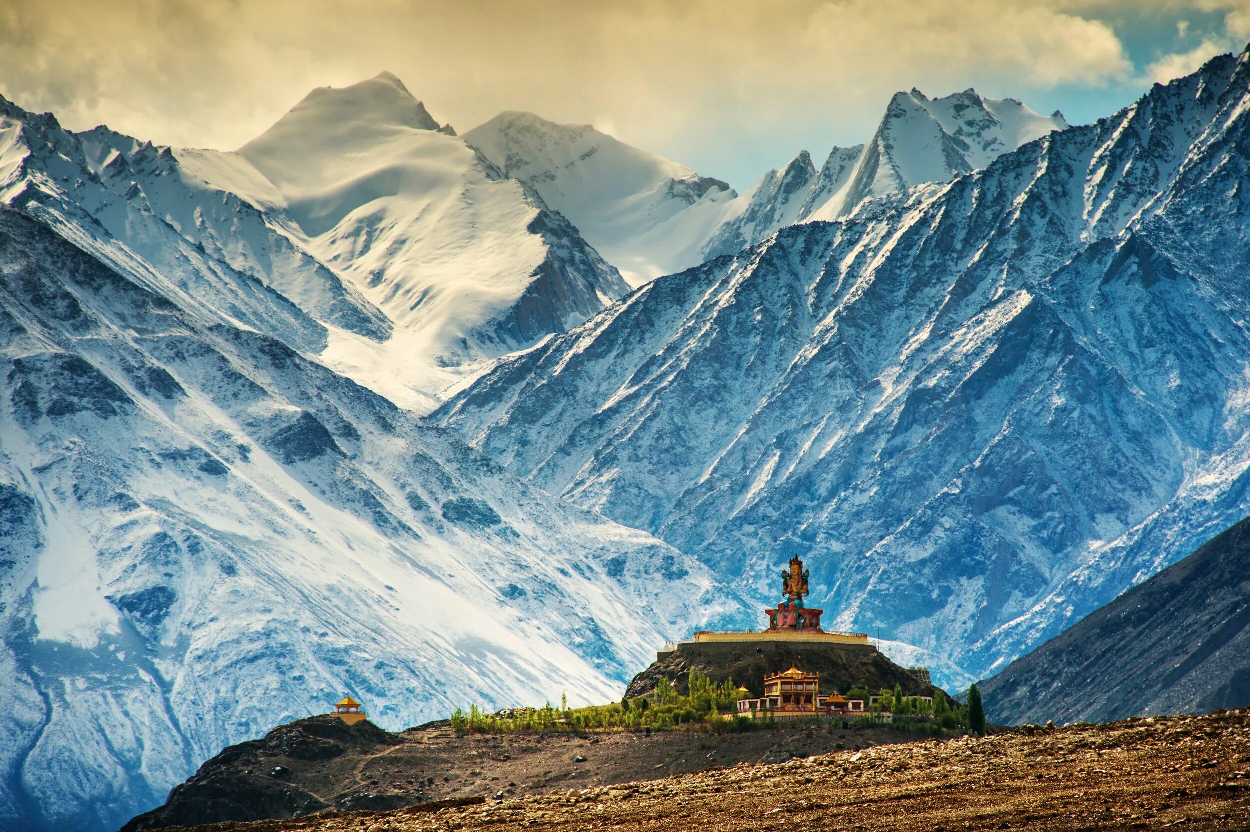 Восточные гималаи. Тибет Эверест Гималаи. Монастыри в Тибете Гималаи. Непал Гималаи. Тибет Непал бутан Гималаи.