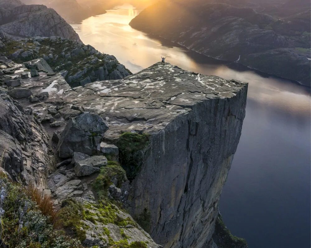 утес прекестулен норвегия. люсе-фьорд норвегия прекестулен. скала в норвегии. скала в норвегии. скала кафедра проповедника норвегия.