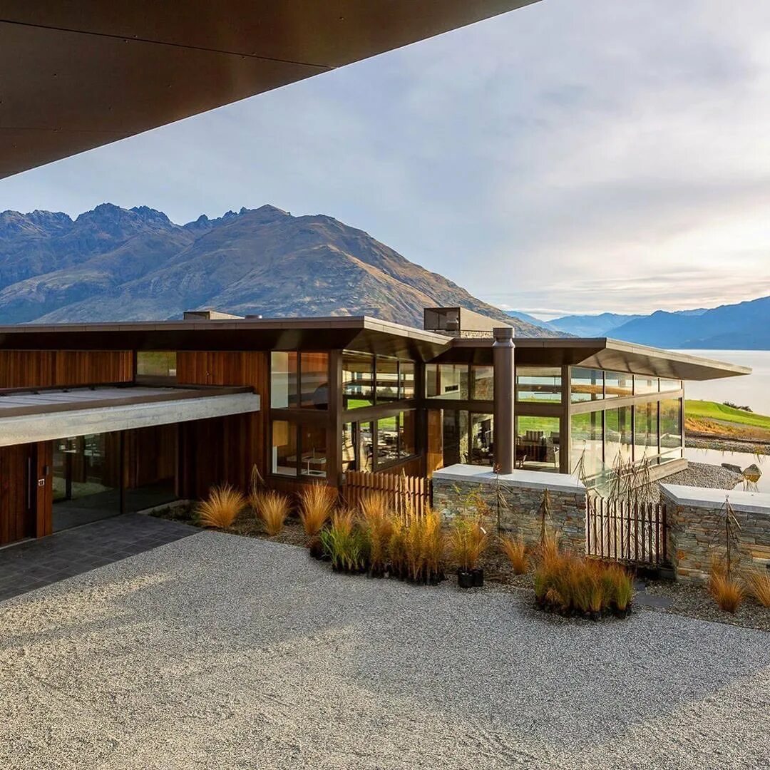 Вилла в новой зеландии. Glenorchy, new zealand. Современный одноэтажный дом с панорамными окнами. New homes new zealand. Дом у моря новая зеландия.