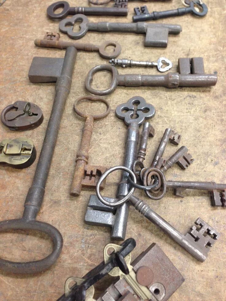 Куплю старые ключи. Старинные кованые ключи. Кованый ключ декоративный. Кованый ключ старина. Набор кованых ключей.