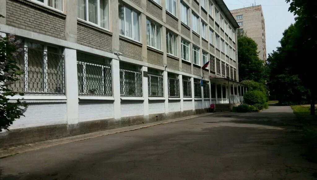 Первые оконные стекла в новом здании 74-й гимназии на Болотной улице! 2023 Площа