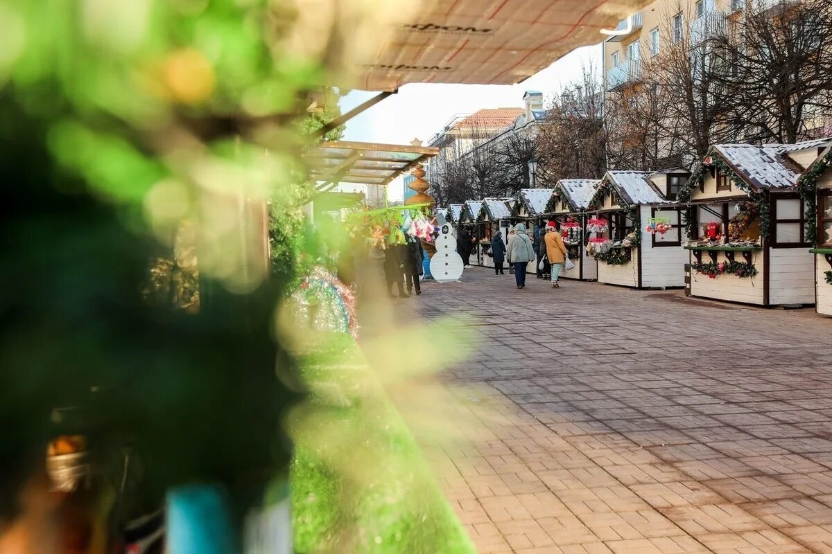 Трехсвятская москва. Тверь пешеходная улица Трехсвятская. Трехсвятская улица пешеходная Трехсвятская Тверь. Ярмарка Тверь на трёхсвятской. Тверь Трехсвятская улица новый год.