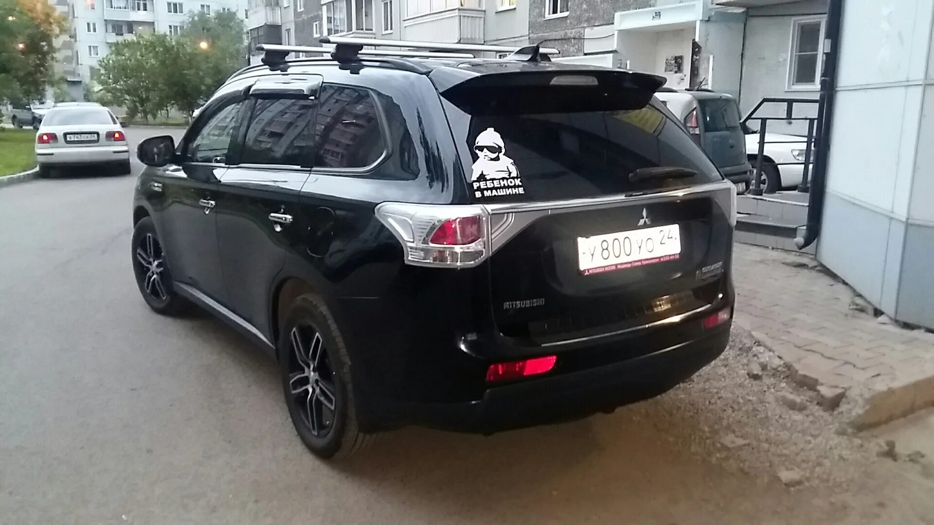 Спойлер Outlander 3. Mitsubishi Outlander 3 спойлер. Чёрный спойлер на Митсубиси Аутлендер 3. Mitsubishi Outlander 3 задний спойлер.