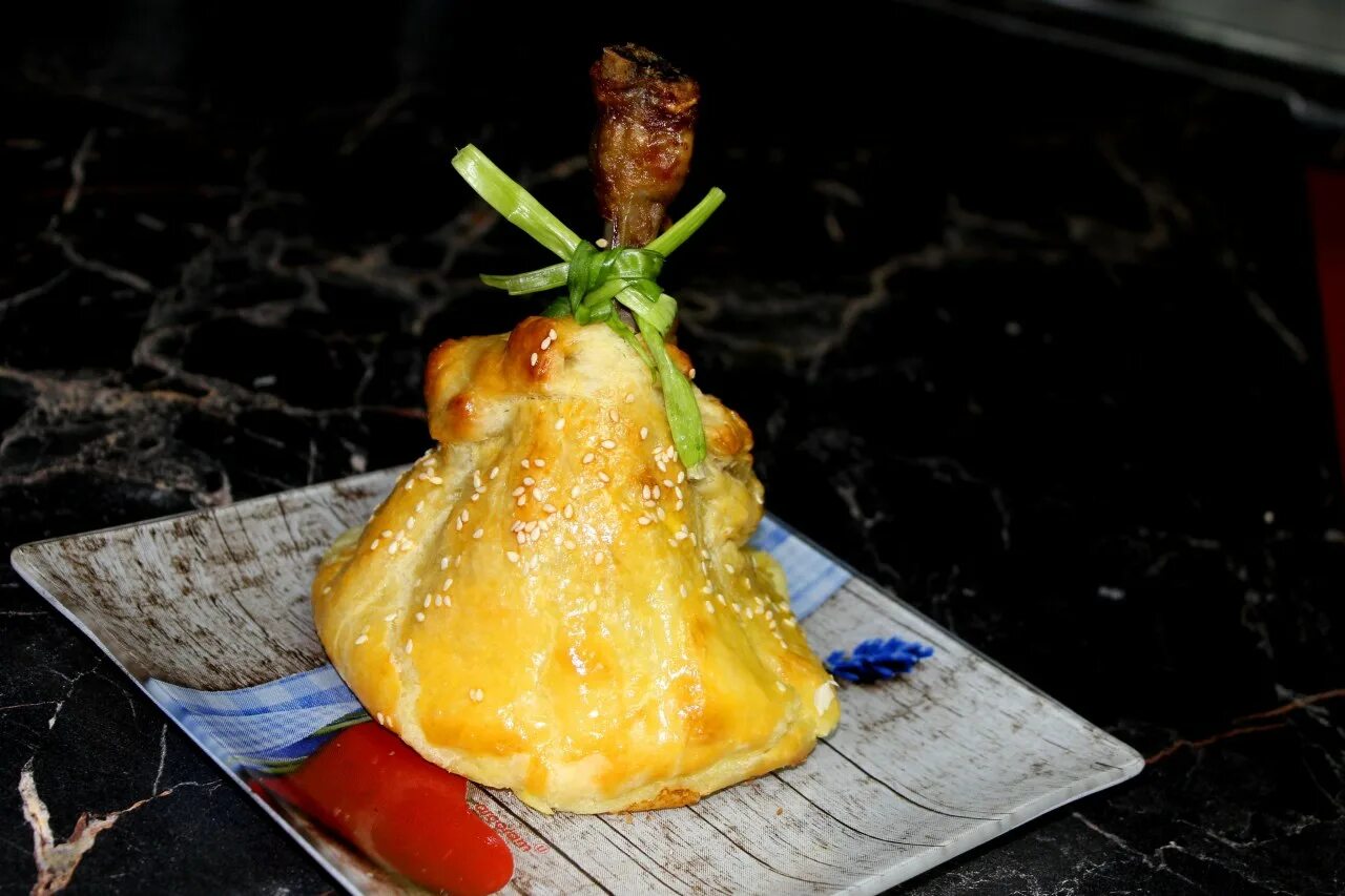 курица в мешочке из слоеного теста. куриные ножки в мешочке. куриные голени в мешочке. куриные ножки в мешочке. куриные ножки в мешочке.