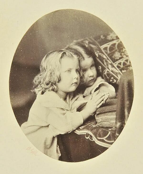 Сестренки ретро. Брат с сестра ретро русский. Franz dvorak (1862-1927). Zena and phyllis dare. Сестры ретро.