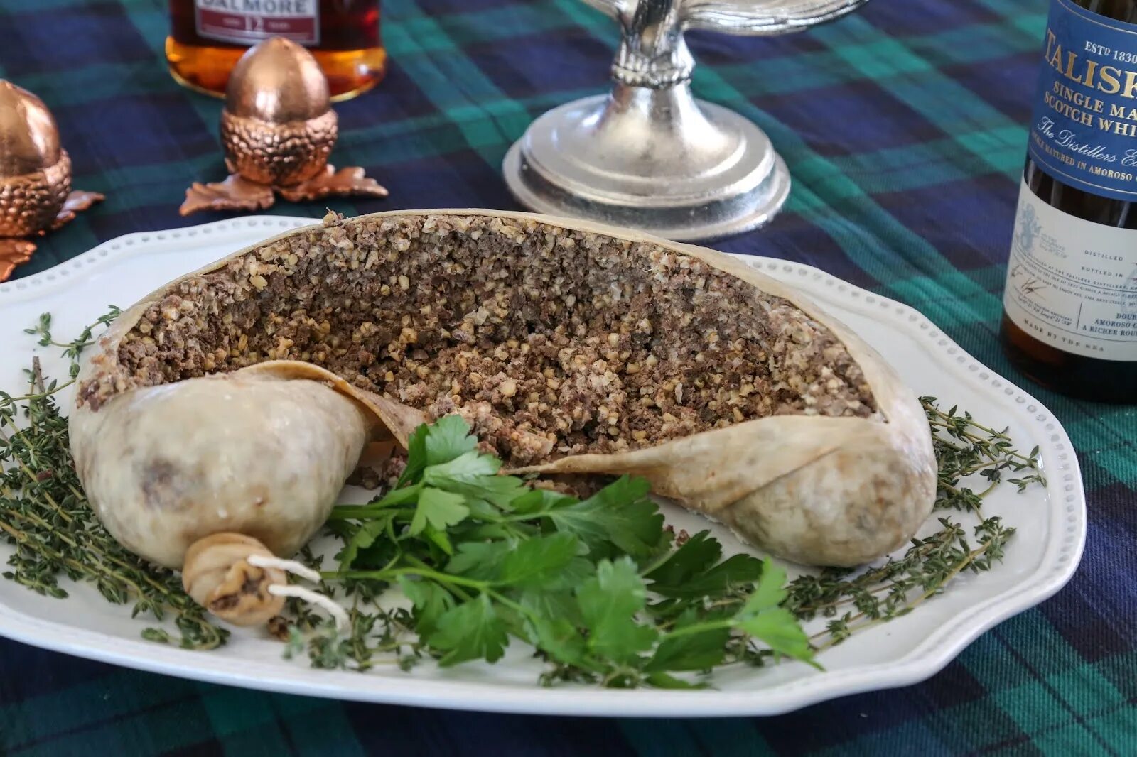 Что такое Haggis в Шотландии. Национальное блюдо Шотландии Хаггис. Хаггис еда Шотландии. Шотландская кухня Хаггис. Хаггис блюдо шотландское