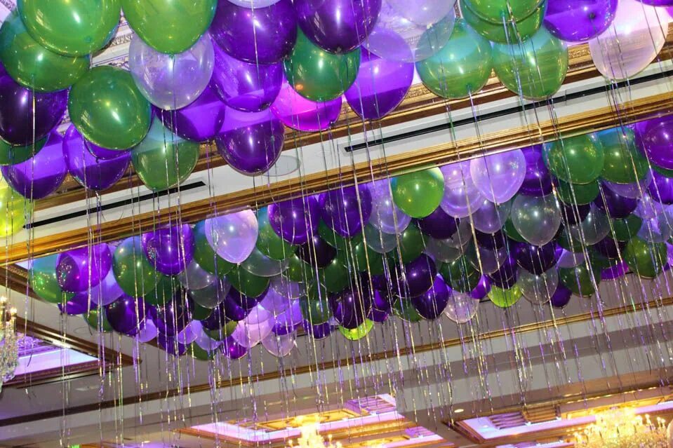 Звук катания шаров. Шары под потолок. Воздушные шарики под потолок. Разноцветные шары под потолок. Шары зеленые и фиолетовые.