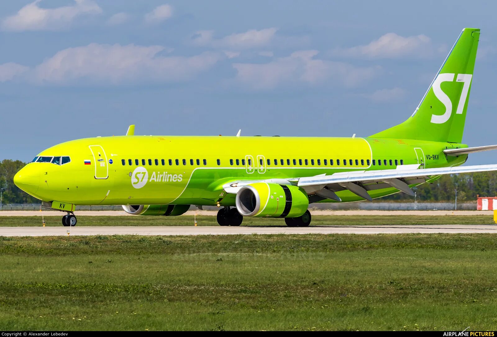 Горячая s7 airlines. S7 Airlines Boeing 737-800. S7 Airlines 5220. BKW s7. Boeing 737-800 s7 logo.