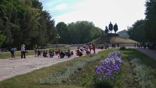 Желтые воды днепропетровской. Желтые воды Днепропетровская область. Церковь в желтых Водах. Город жёлтые воды Днепропетровской области. Жёлтые воды Днепропетровская область памятник в парке.