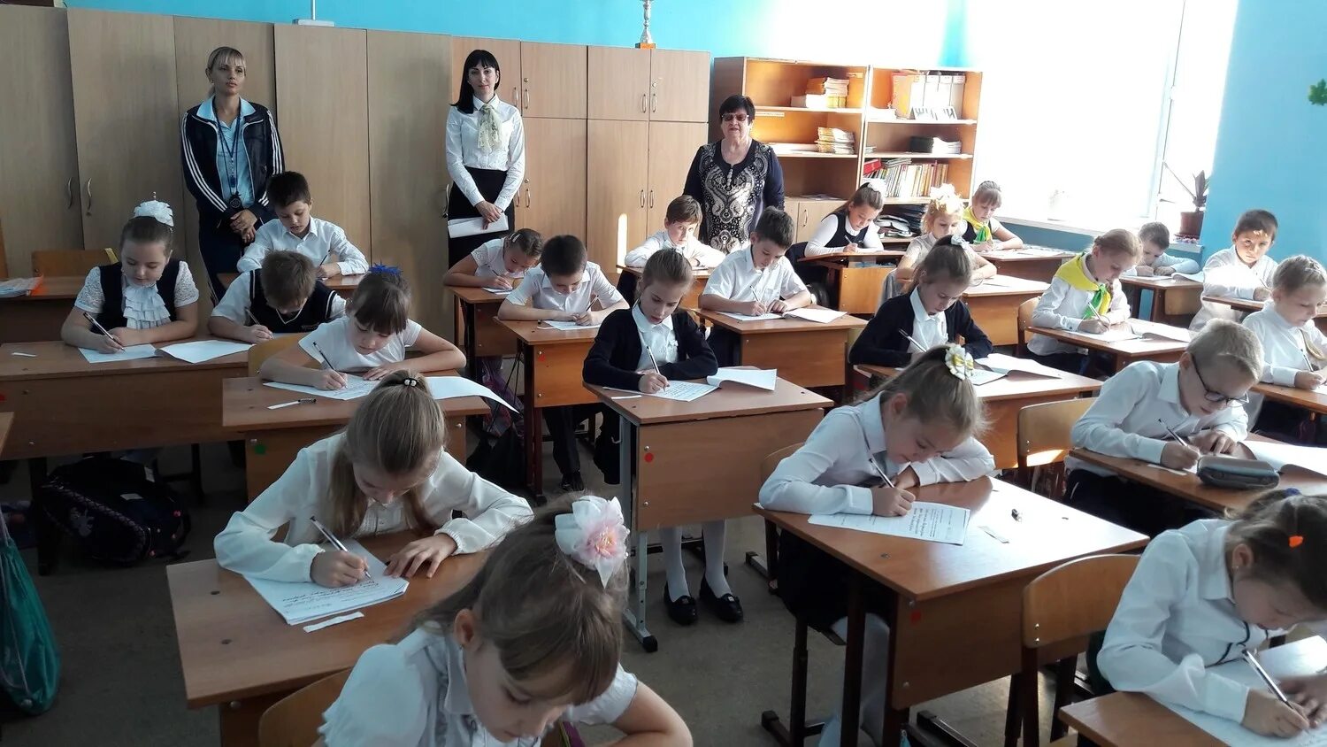 Урок 12 4 класс. Школьники на контрольной. контрольная работа в школе. контрольная в классе. контрольная в школе ле.