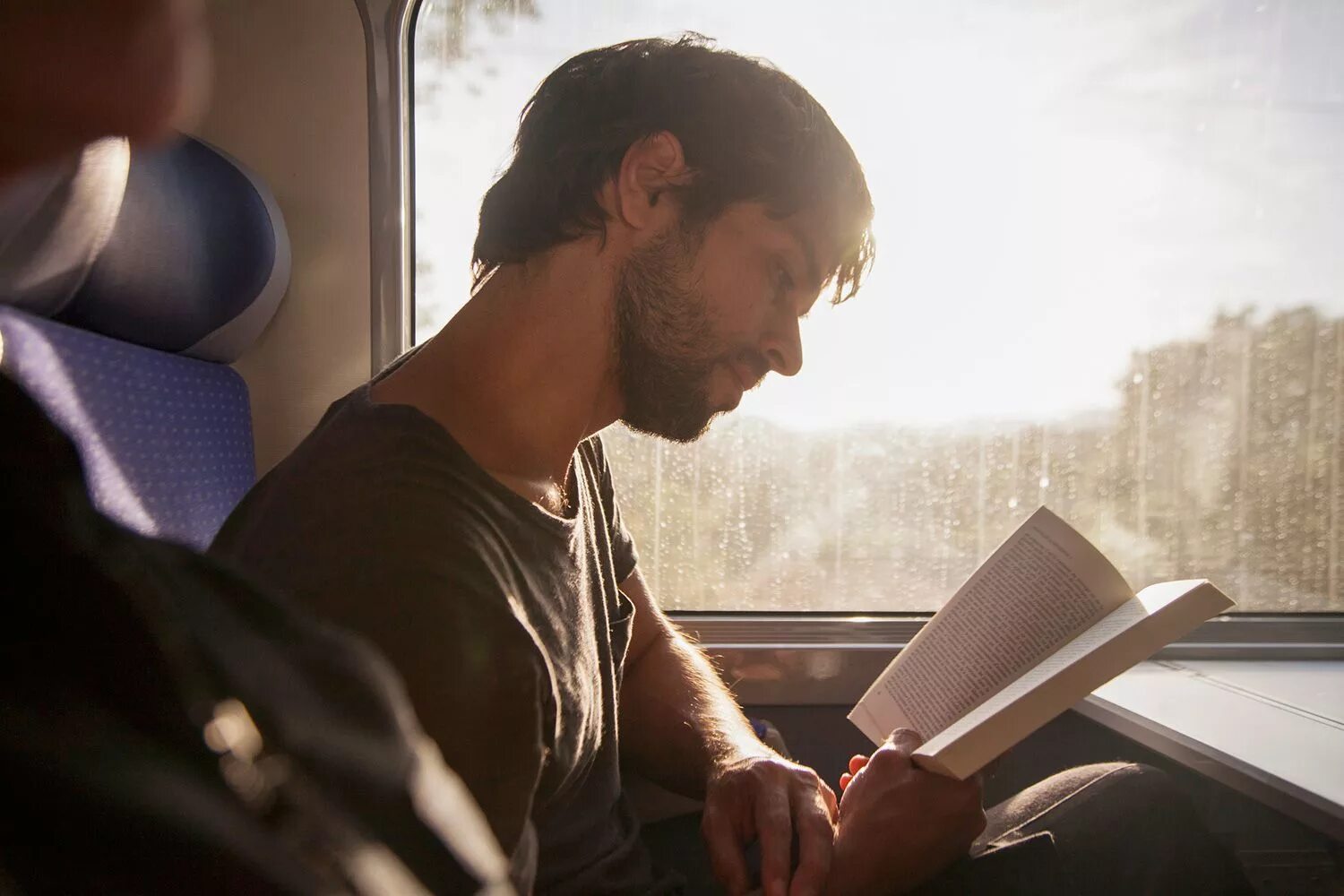 Fan reading. Чтение в автобусе. Книги для чтения в дороге. Чтение в поезде люди. Чтение книги в машине.