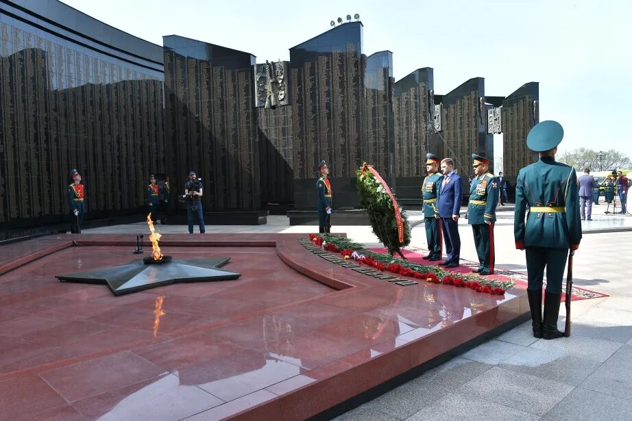 Сколько цветов на мемориал. Мемориал на площади славы в Хабаровске. Мемориал в Хабаровске воинской славы. Мемориальный комплекс вечный огонь Хабаровск. Хабаровск вечный огонь площадь славы.