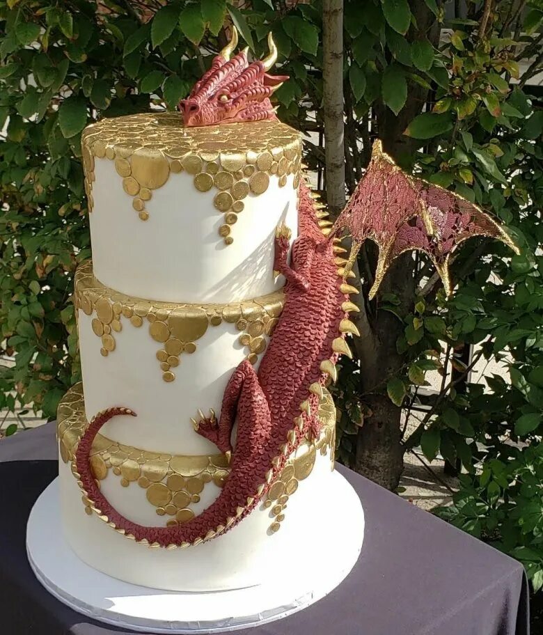 Свадебный торт с драконом. Тортик с драконом. Необычные торты дракон. Торт с декором дракон. Торт с драконом