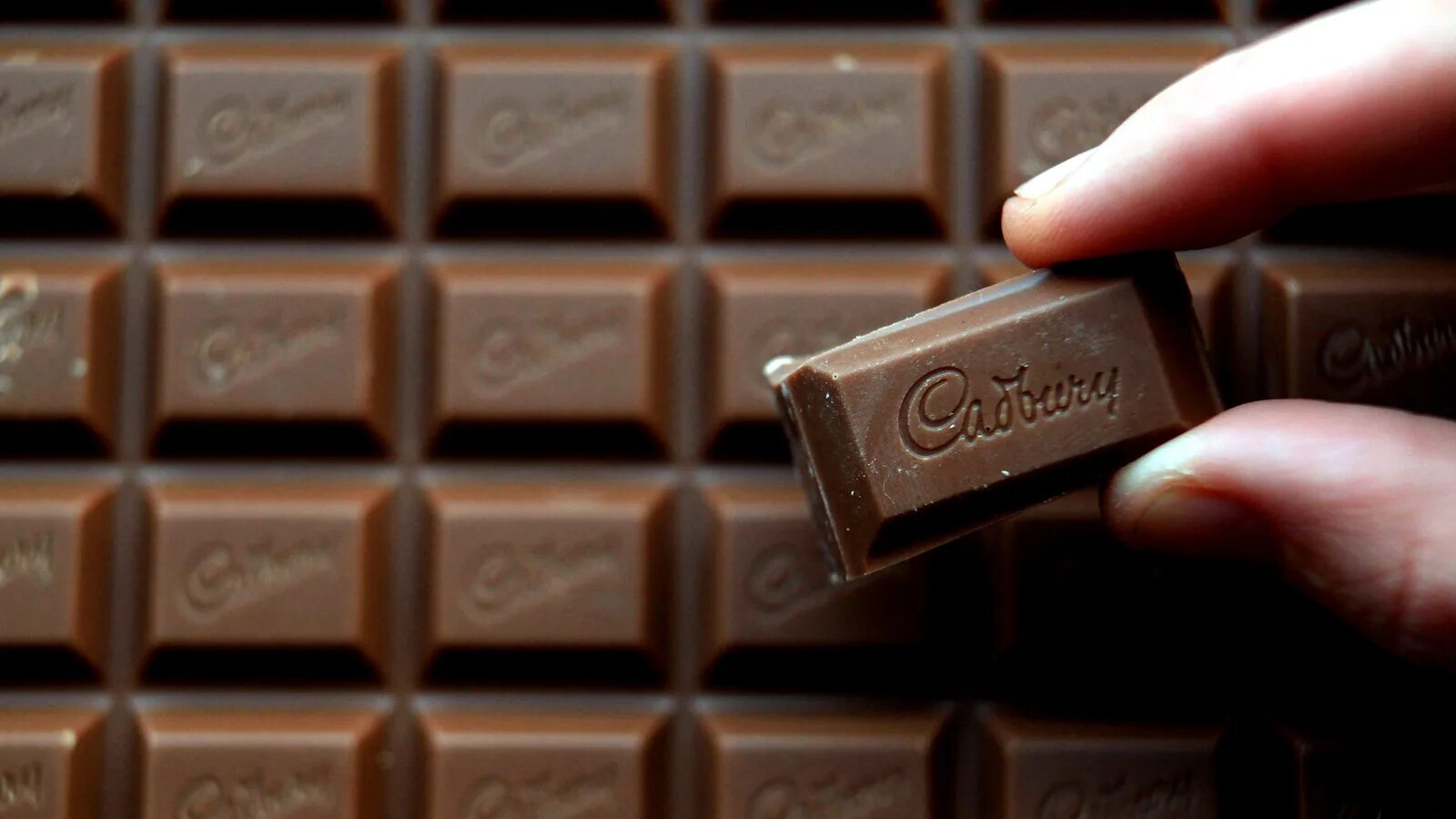 Что будет есть один шоколад. Cadbury шоколад. плитка шоколада. плиточный шоколад. шоколадная плитка.