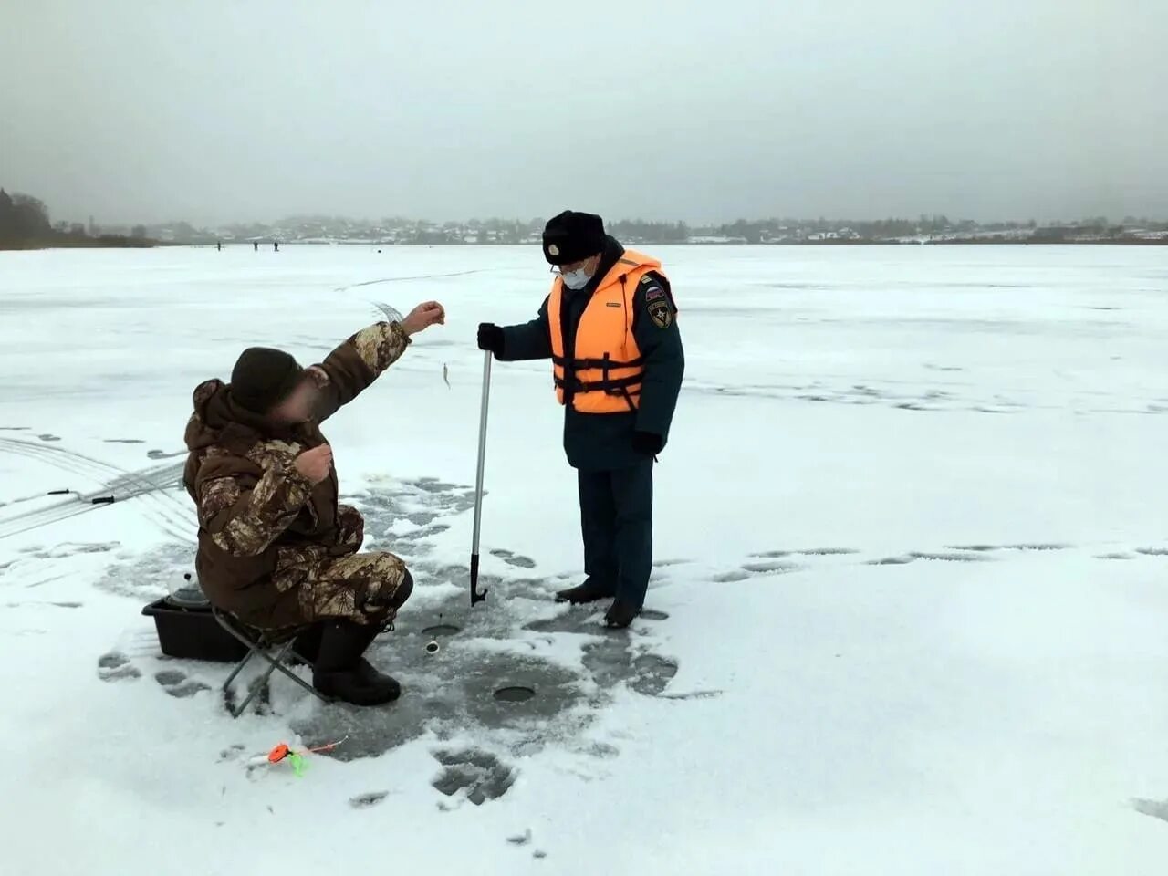 В траж в ртуоз св сток. МЧС спасатели рыбаков на льду. Состояние льда на водоемах. Спасатели на озере зимой. МЧС спасает рыбаков.