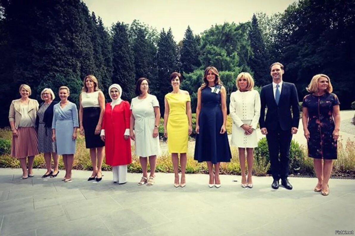 Муж главы новой голландии о крокусе. Премьер министр Люксембурга в платье. Жена премьер министра Люксембурга в платье. Премьер министр Люксембурга с супругой.