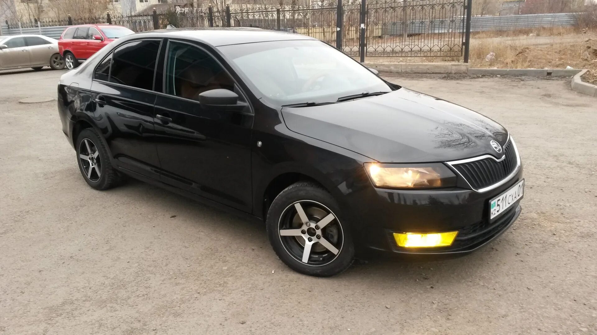 Диски на рапид 15 радиус. Диски Skoda Rapid 15. Диски р16 Рапид. Черный Рапид на дисках r15. Диски на шкоду Рапид r15.