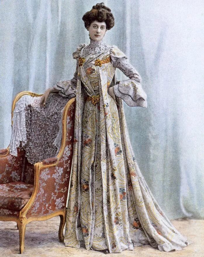 Капот женская одежда. Пеньюар эдвардианской эпохи 19 век. Бель Эпок Наряды. Бель Эпок стиль в одежде.